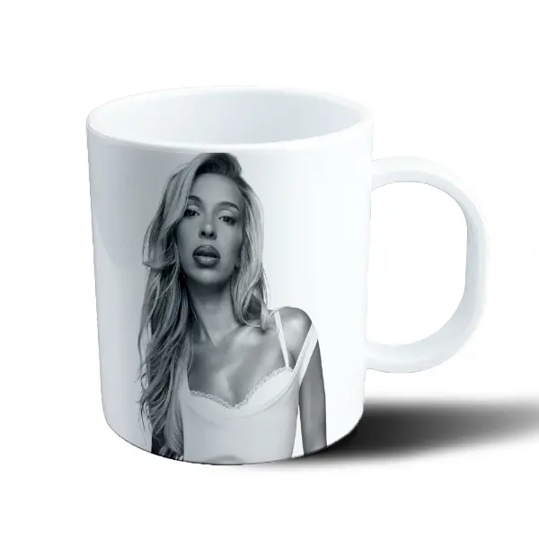 Taza de Plástico Bad Gyal Retrato Blanco y Negro