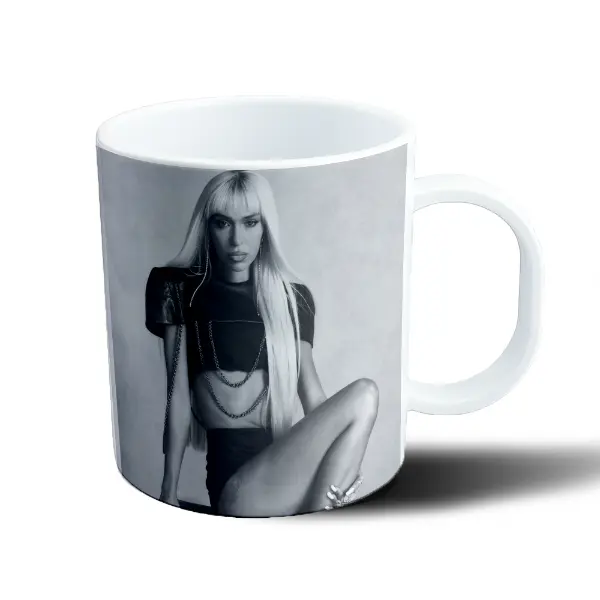 Taza de Plástico Bad Gyal Foto Blanco y Negro
