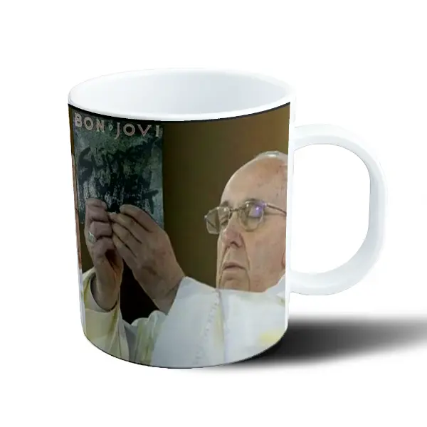 Taza de Plástico Bon Jovi Hombre de Sotana Blanca con Disco