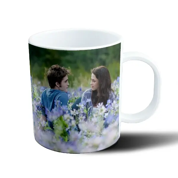 Taza de Plástico Crepúsculo Pareja en el Prado