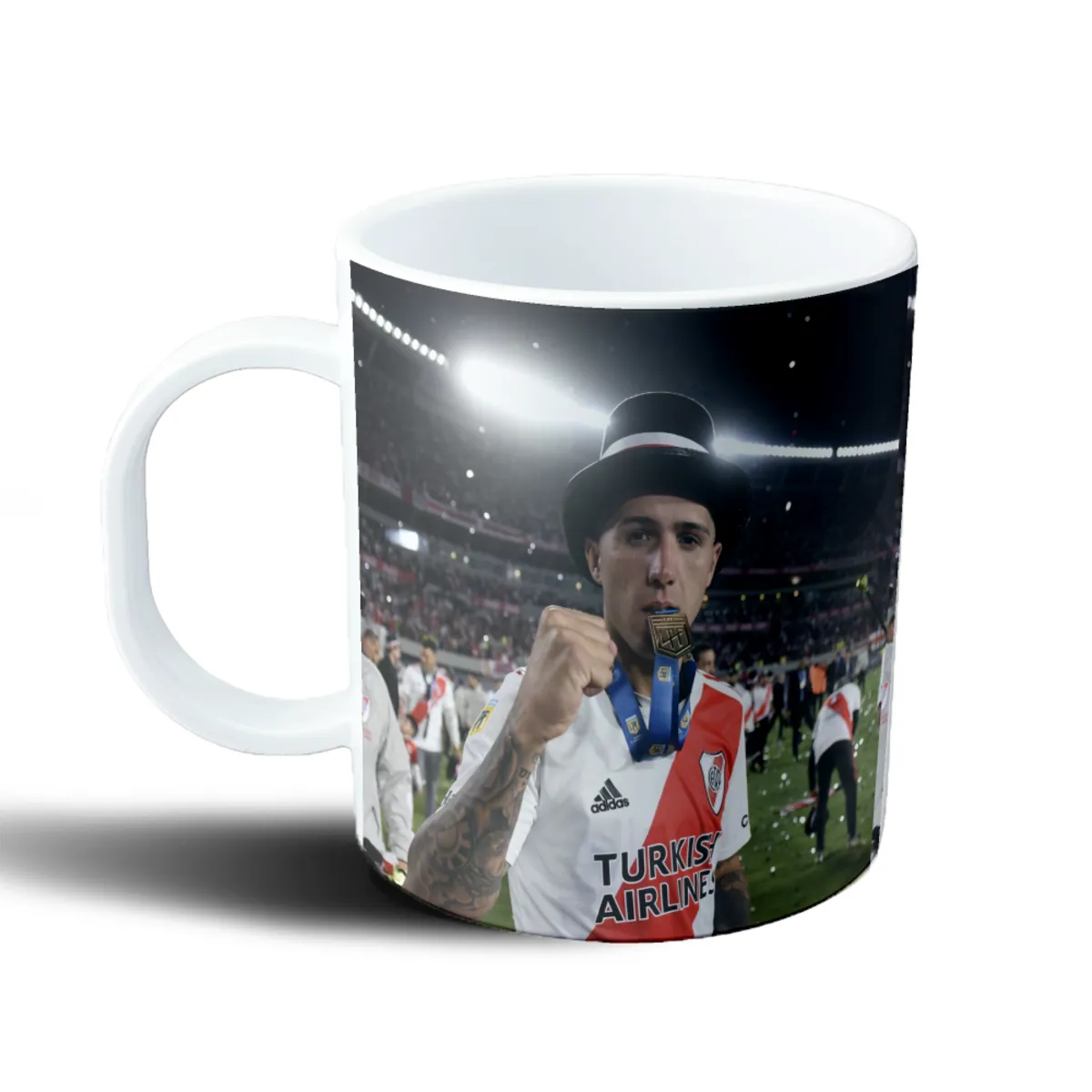 Taza de Plástico Enzo Fernández con Medalla y Galera River - vista 2