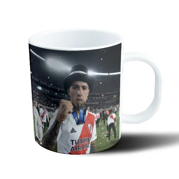 Taza de Plástico Enzo Fernández con Medalla y Galera River