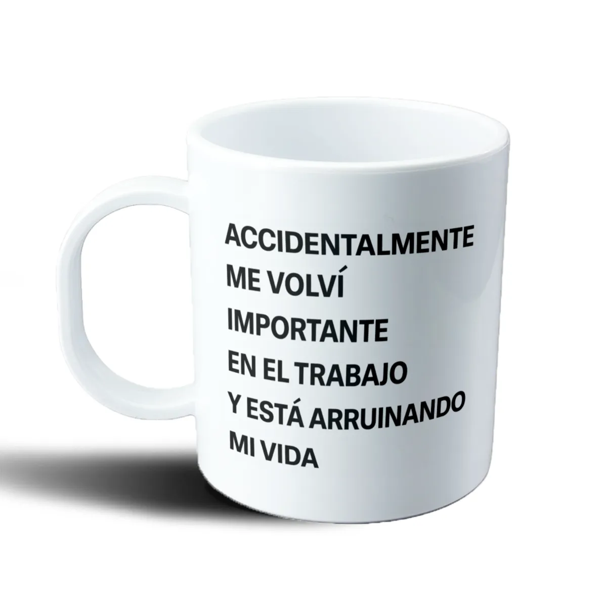 Taza de Plástico Accidentalmente me volví importante en el trabajo - vista 2