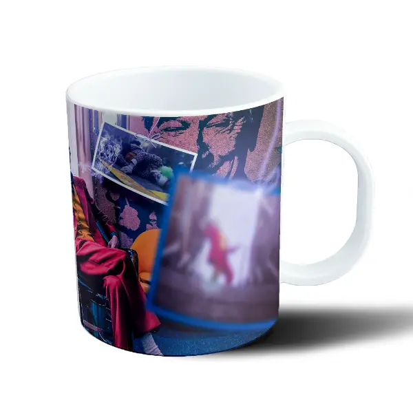 Taza de Plástico Joker Fumando en Sillón Rojo