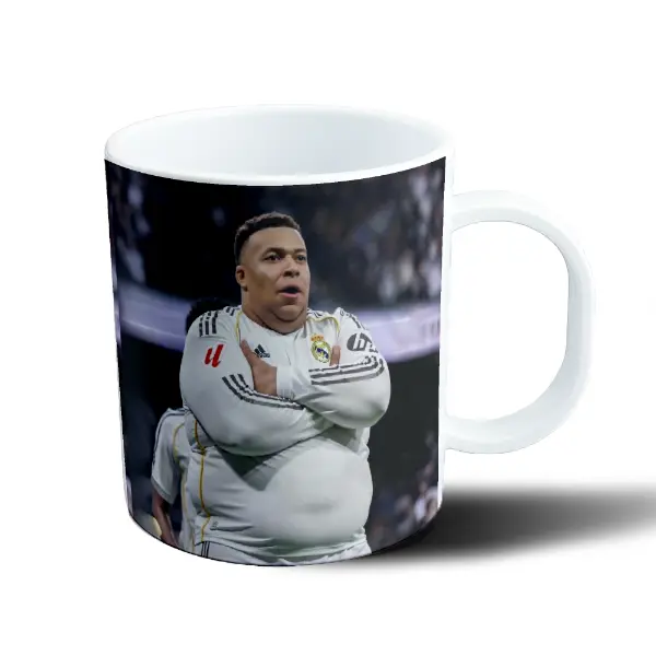 Taza de Plástico Kylian Mbappé Real Madrid Brazos Cruzados