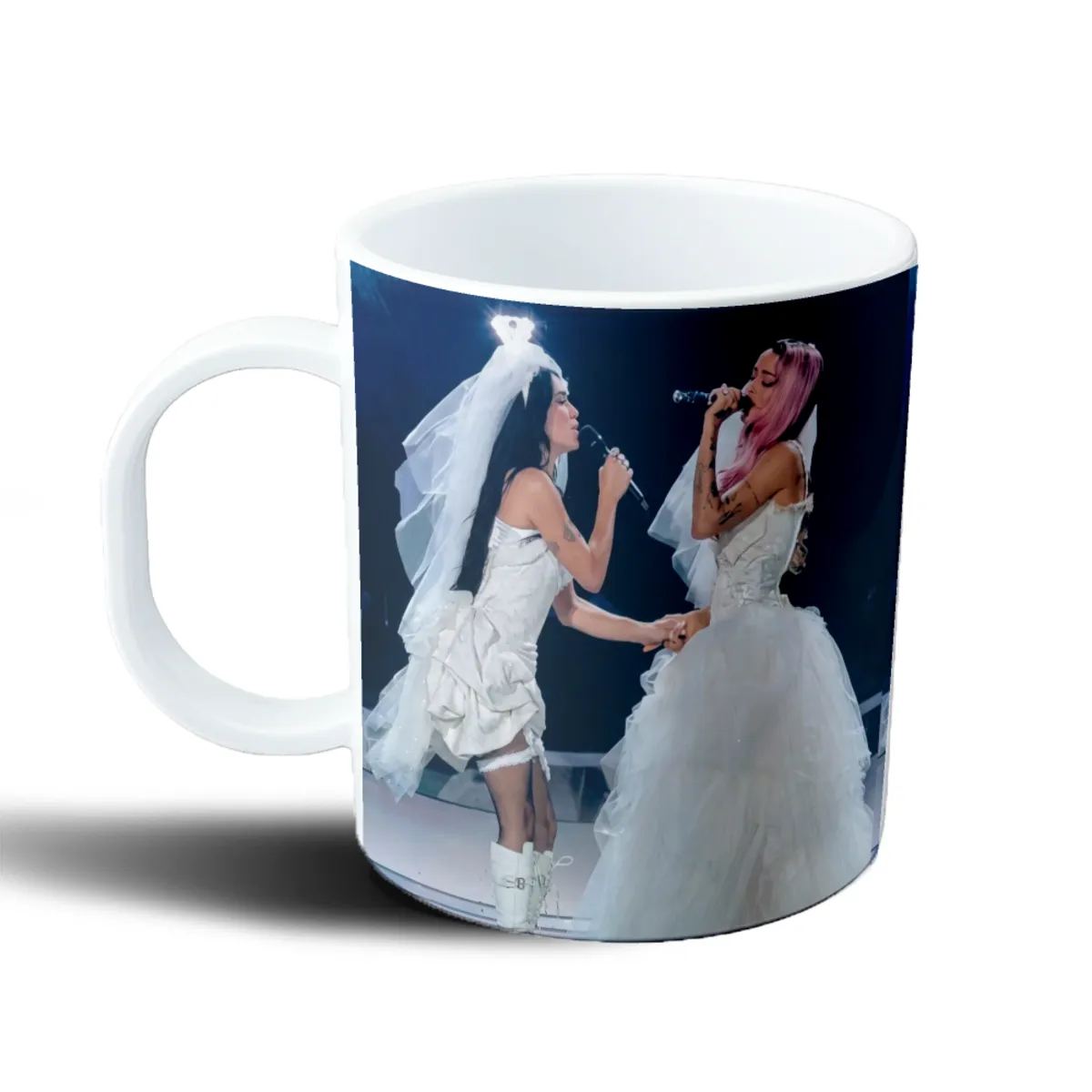 Taza de Plástico Lali y Tini Vestidas de Novia en Escenario - vista 2