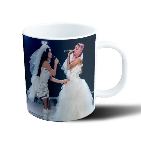 Taza de Plástico Lali y Tini Vestidas de Novia en Escenario