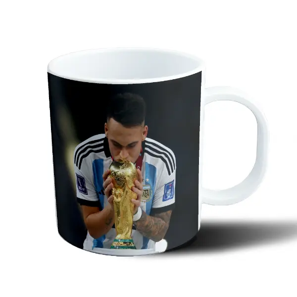 Taza de Plástico Lautaro Martínez besando la Copa del Mundo