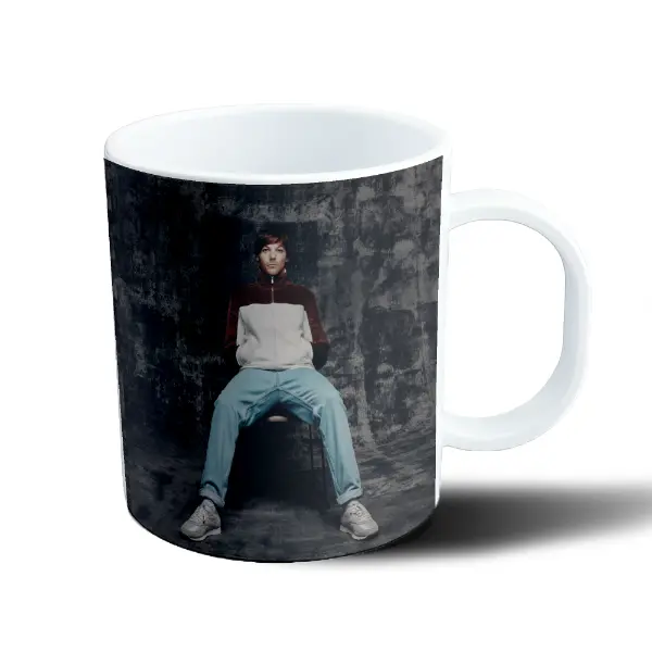 Taza de Plástico Louis Tomlinson Sentado en Silla