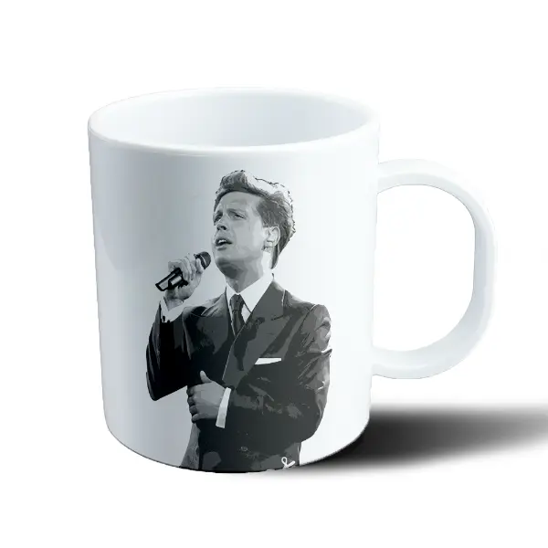 Taza de Plástico Luis Miguel Cantando en Blanco y Negro