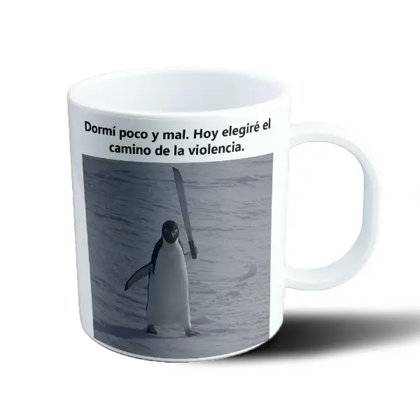 Taza de Plástico Pingüino con Machete Dormí Poco y Mal
