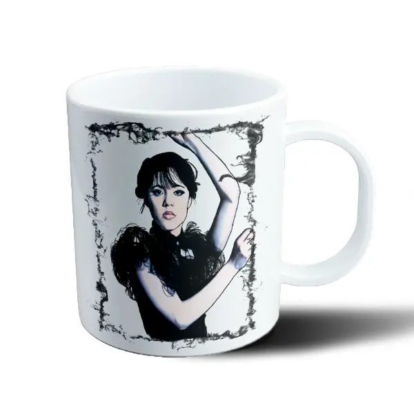 Taza de Plástico Merlina Pose Gótica Blanco y Negro