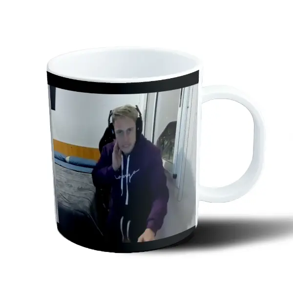 Taza de Plástico Momo Streamer con Auriculares